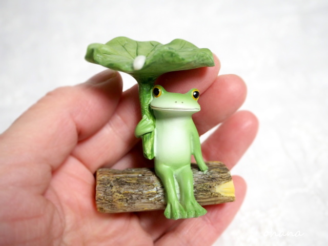 Copeau「ハスの葉で雨宿りするカエル」