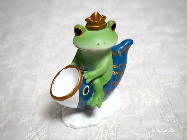 鯉のぼりに乗るカエル