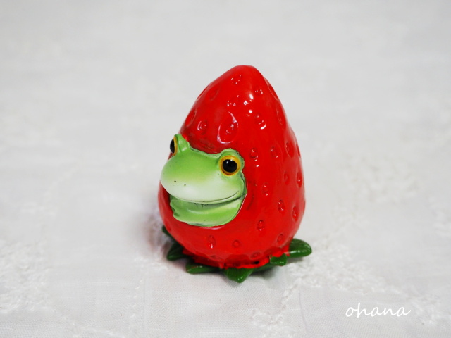いちごの中からカエル