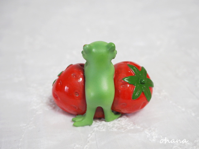 いちごに囲まれるカエル