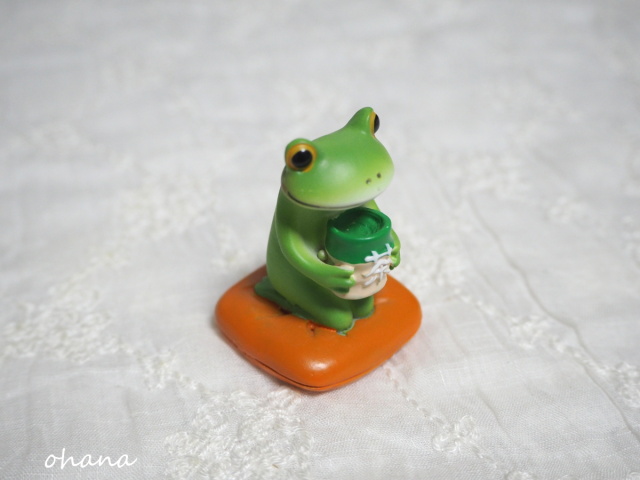 ホッとお茶を飲むカエル