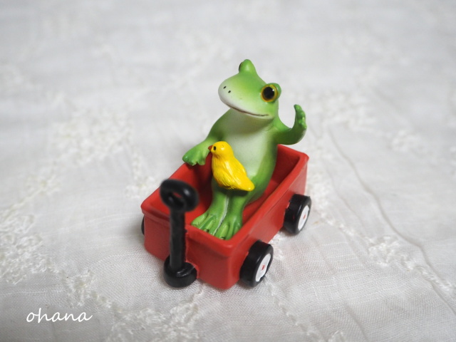 赤いカートのカエル