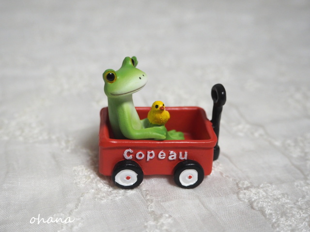 赤いカートのカエル
