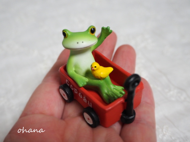 赤いカートのカエル