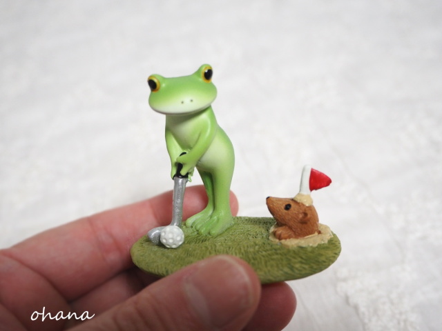 パターゴルフをするカエル