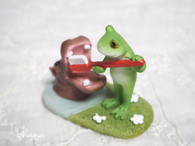 カバの歯磨きをするカエル
