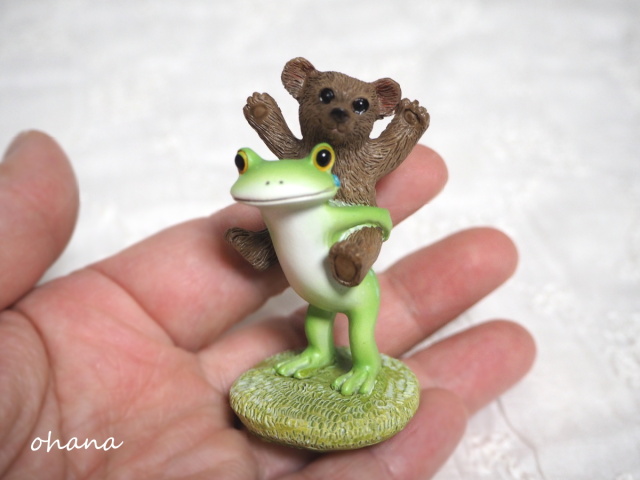 おんぶするカエルとクマ