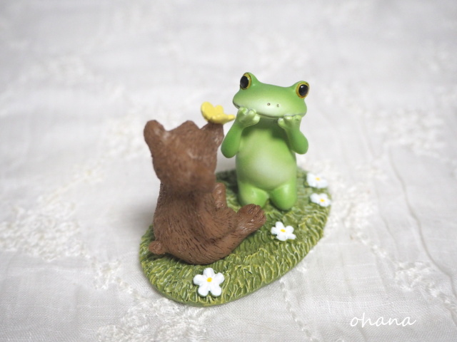 ちょうちょがとまったクマとカエル