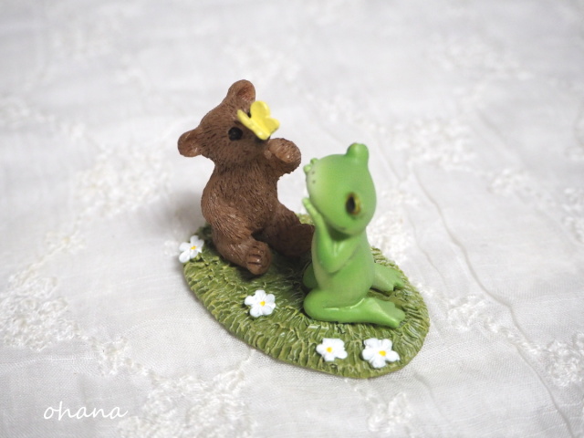 ちょうちょがとまったクマとカエル