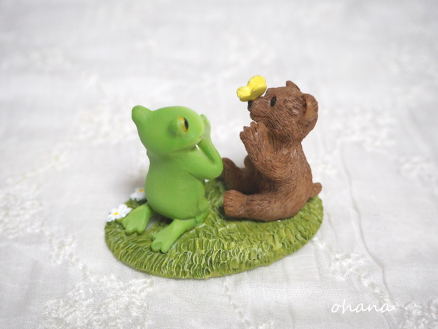 ちょうちょがとまったクマとカエル