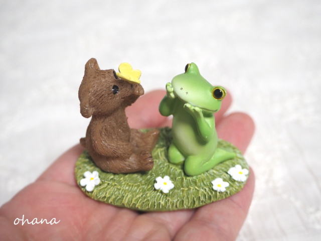 ちょうちょがとまったクマとカエル