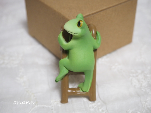 はしごをのぼるカエル
