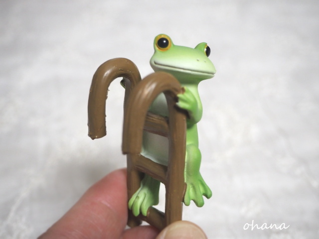 はしごをのぼるカエル