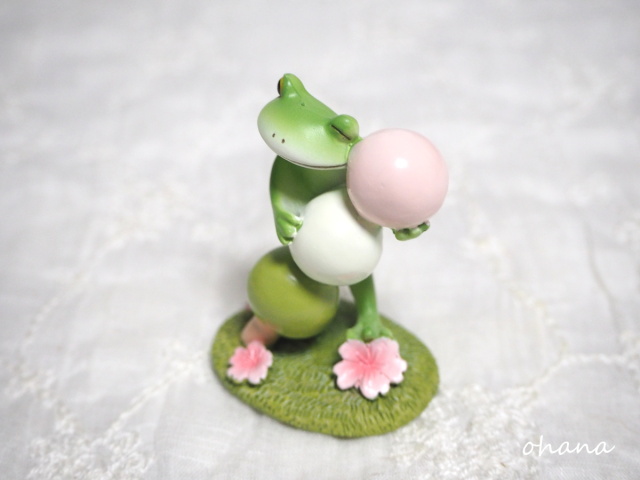 桜3色だんごのカエル