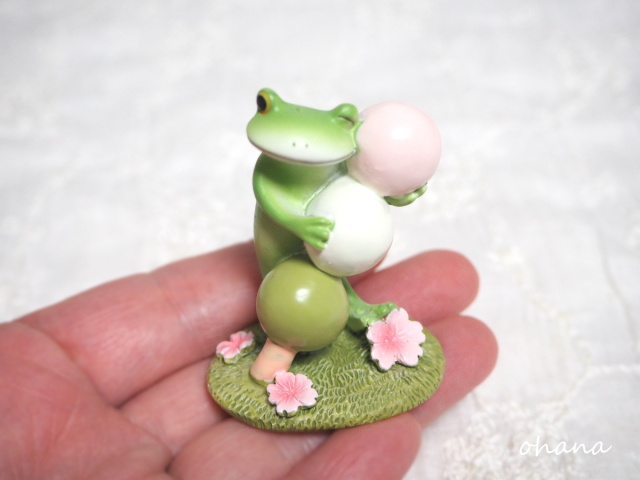 桜3色だんごのカエル