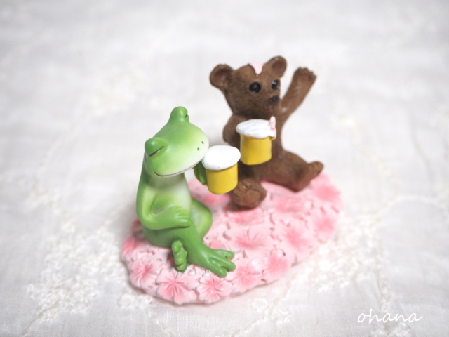 花見酒をするカエルとクマ