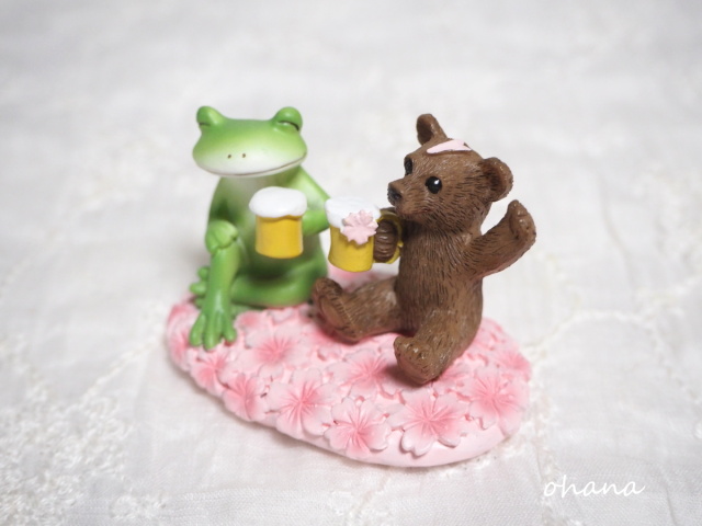花見酒をするカエルとクマ