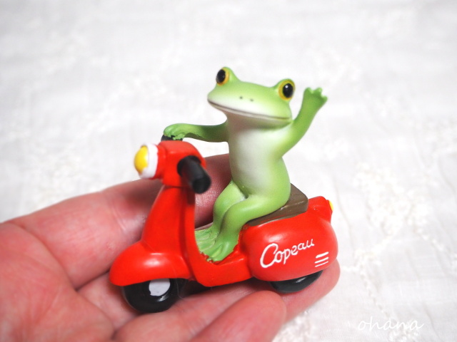 赤いスクーターに乗るカエル