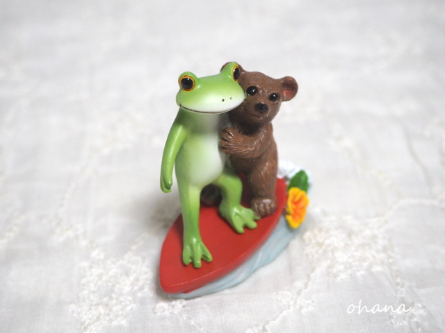 サーフィンするカエルとクマ