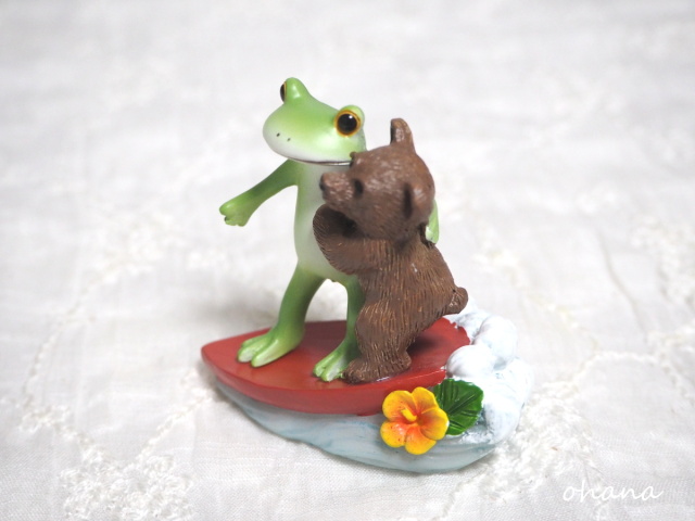 サーフィンするカエルとクマ