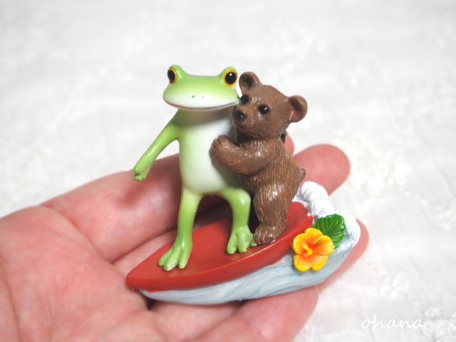 サーフィンするカエルとクマ
