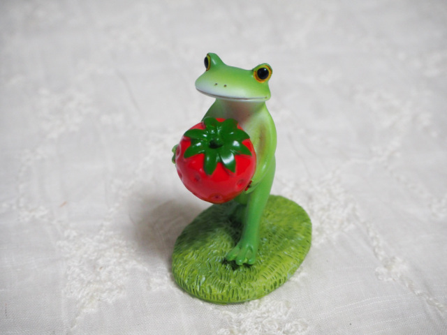 いちごを運ぶカエル