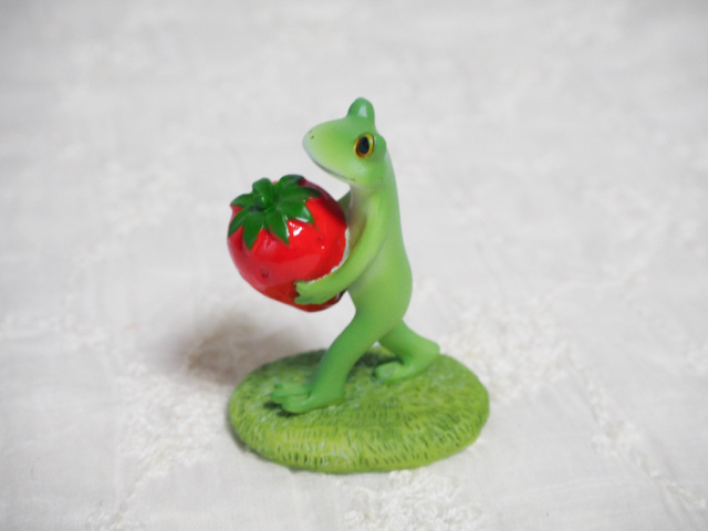 いちごを運ぶカエル