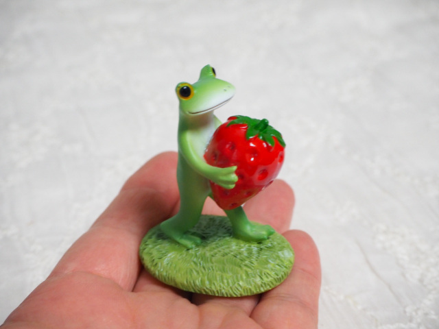 いちごを運ぶカエル