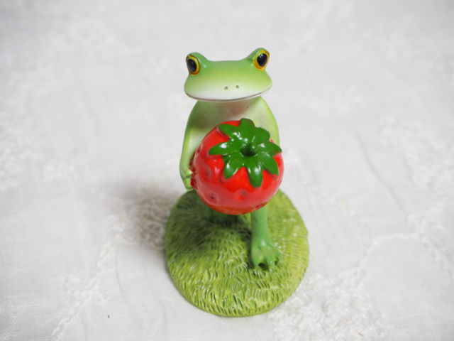 いちごを運ぶカエル