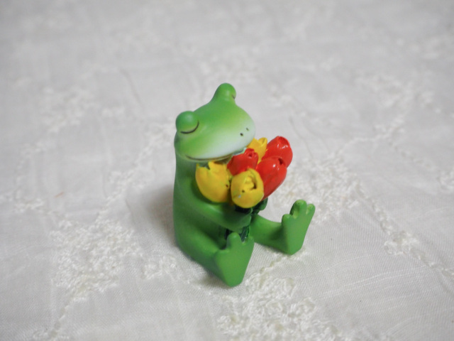チューリップを持つカエル