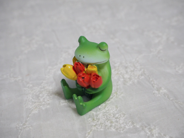 チューリップを持つカエル