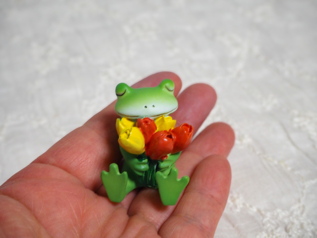 チューリップを持つカエル