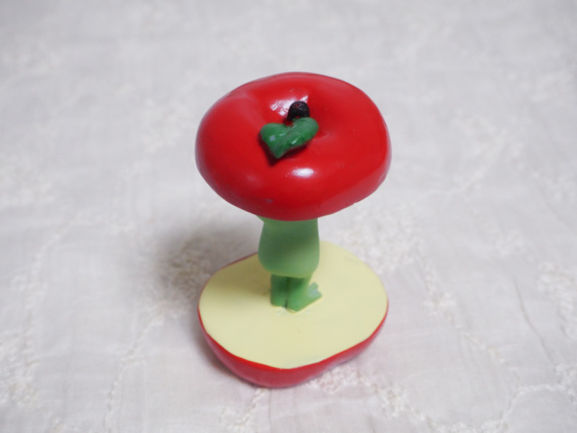 りんごの間からカエル