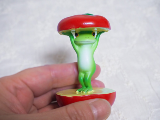 りんごの間からカエル