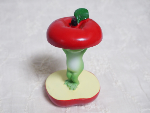 りんごの間からカエル