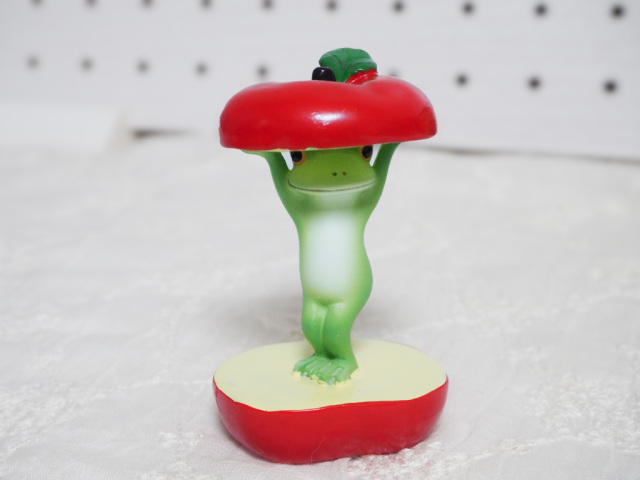 りんごの間からカエル