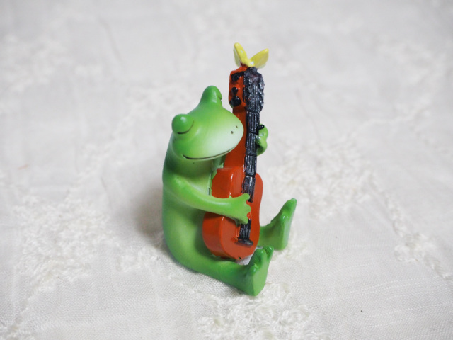 アコースティックギターとカエル