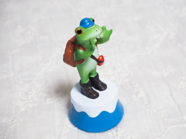 山頂からヤッホーなカエル