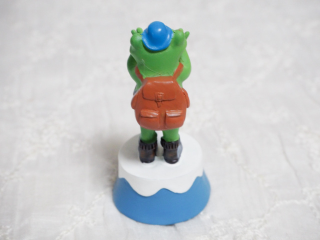 山頂からヤッホーなカエル