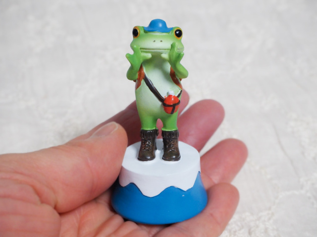 山頂からヤッホーなカエル