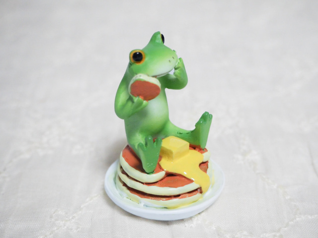 ホットケーキを頬張るカエル