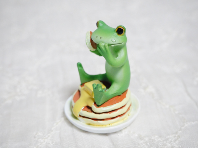 ホットケーキを頬張るカエル