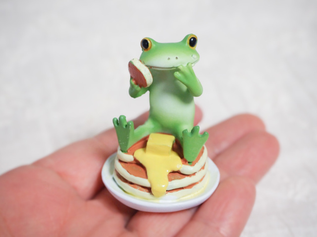 ホットケーキを頬張るカエル