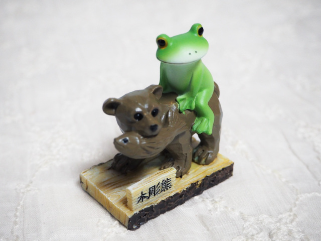 木彫りのクマとカエル