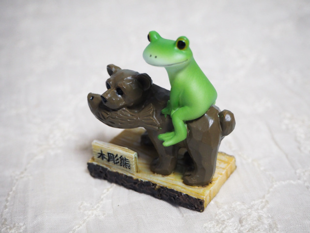 木彫りのクマとカエル