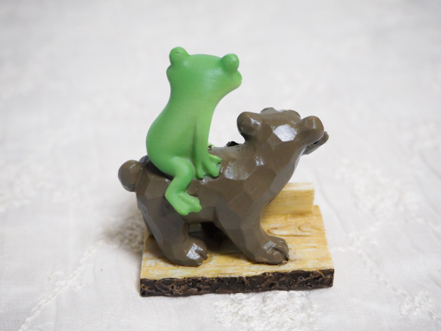 木彫りのクマとカエル