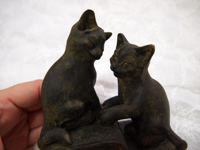 ととなわ 黒猫ー青縄五本 誠和貿易「本の上の猫」