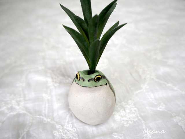 アマガエルの一輪挿し