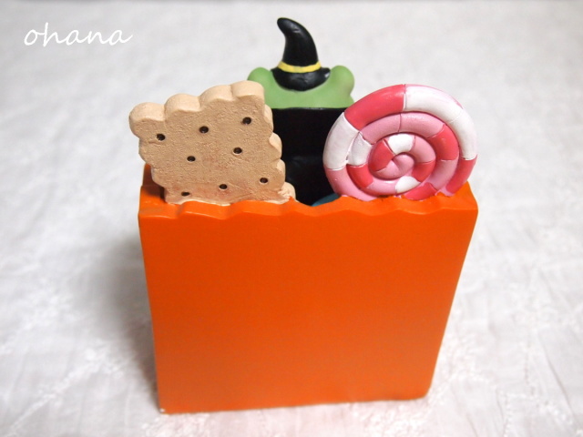 お菓子箱からカエル