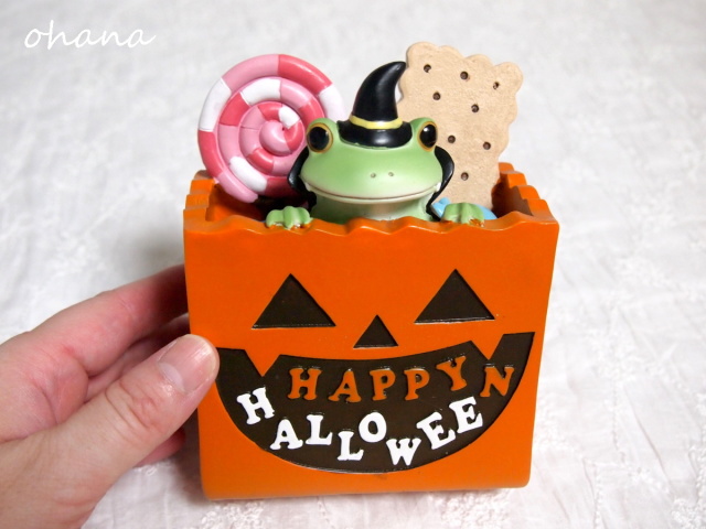 お菓子箱からカエル